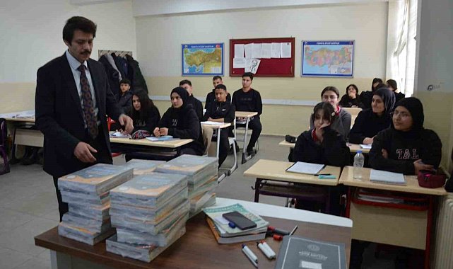 Tercan'da kitaplar dağıtıldı