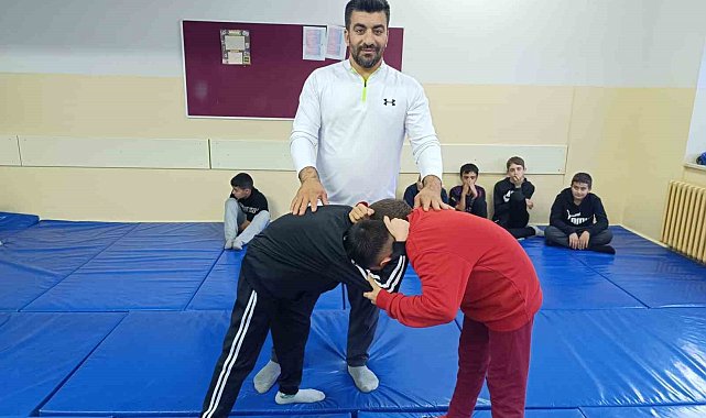 Tunceli'de çocuklar ata sporu güreş ile sosyalleşiyor