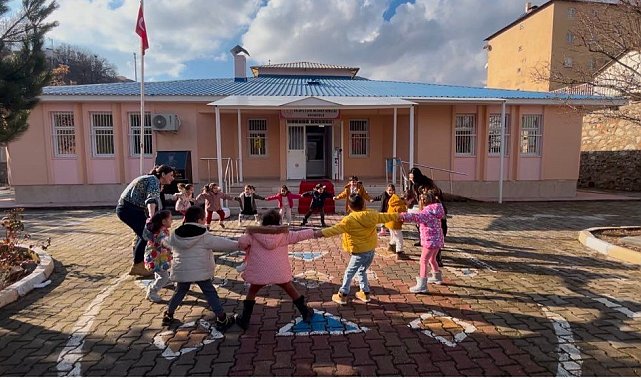 Tunceli'de okul bahçeleri şenlik alanına döndü