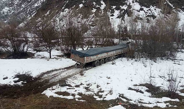 Tunceli'de şeker yüklü tır şarampole yuvarlandı