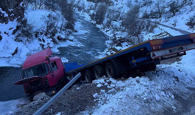 Tunceli'de tır dereye uçtu