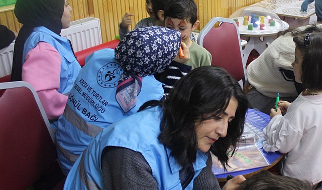 Üniversiteli gençler miniklerle buluştu