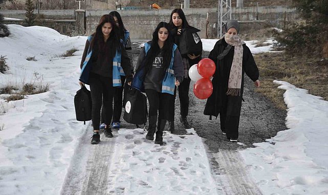 Üniversiteli gençlerin elleriyle gönüller buluşuyor