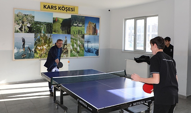 Vali Polat, öğrencilerle masa tenisi oynadı