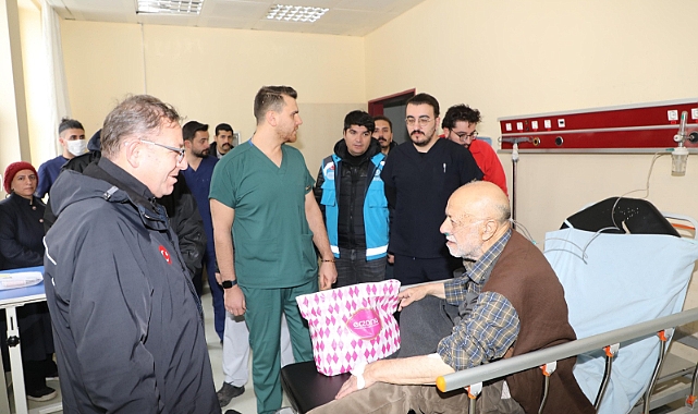 Vali Polat yaralı kazazedeleri hastanede ziyaret etti