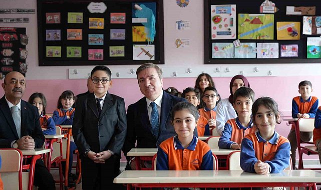 Validen kendisini okula davet eden miniğe jest!