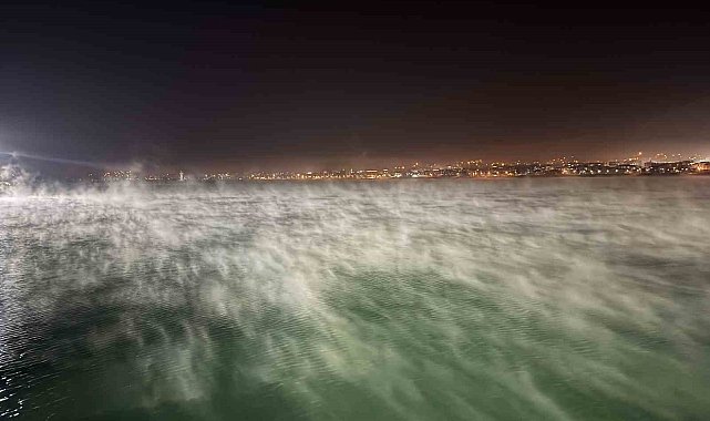 Van Gölü yüzeyinde buharlaşma ve sis ilginç görüntü oluşturdu