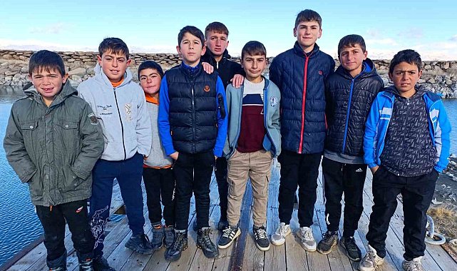 Van Gölü'nde saçları sararan çocukların saç rengi eski haline döndü
