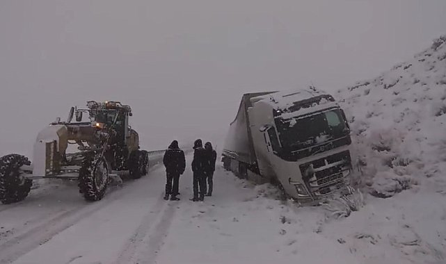 Van'da kar yağışı trafik kazalarına neden oldu, yol saatlerce ulaşıma kapandı