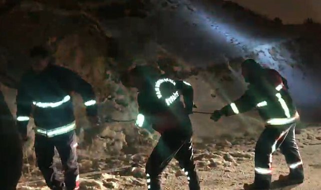 Van'da karda mahsur kalan 3 araç kurtarıldı