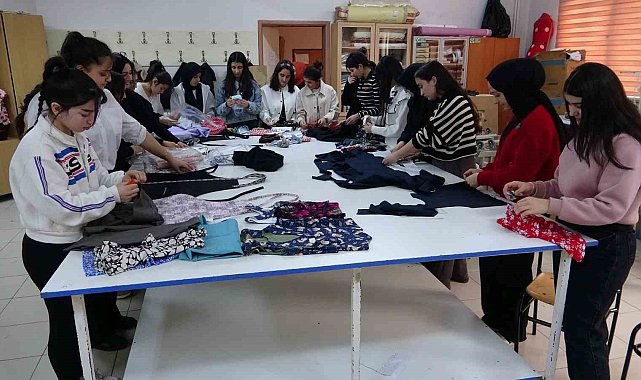 Van'da moda tasarım öğrencileri ihtiyaç sahibi olanlar için dikiyorlar