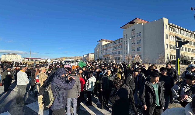 Van'da öğrenciler üst geçit için eylem yaptı