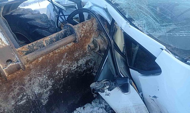 Van'da otomobil ile iş makinesi çarpıştı: 5 yaralı
