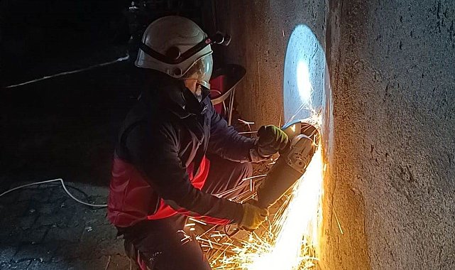 Van'da profil direk içerisinde mahsur kalan kedi kurtarıldı