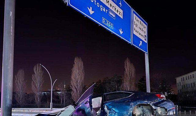 Van'da refüje çarpan otomobilin sürücüsü yarandı