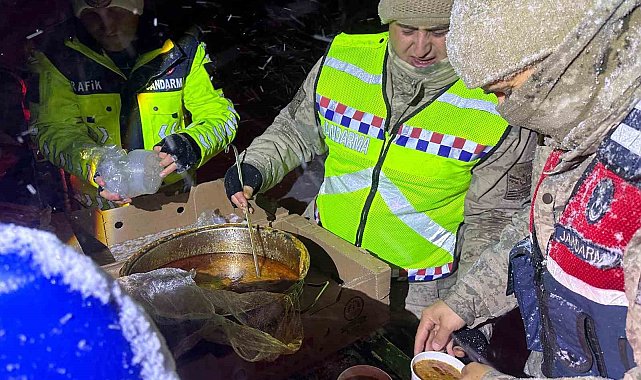 Yolda kalan tır şoförlerine sıcak çorba ikramı