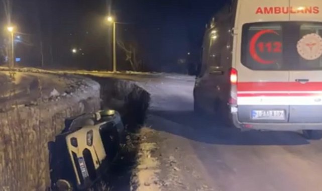 Yüksekova'da kaygan yolda kontrolden çıkan araç kanala uçtu: 3 yaralı