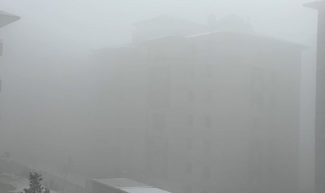 Yüksekova'da sis etkili oluyor