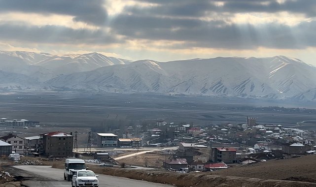 Yüksekova'nın etrafını saran dağlar karla kaplandı