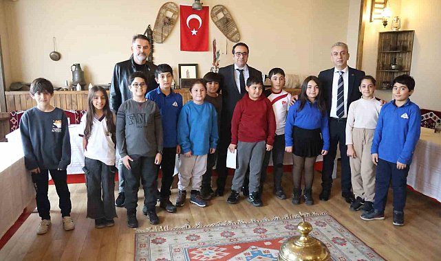 10 yaşındaki öğrenci seçim vaadini gerçekleştirdi: Elazığspor yönetimi öğrencilerle bir araya geldi