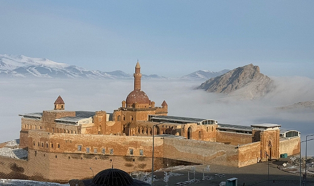Ağrı'da tarihi İshak Paşa Sarayı ve çevresi sisle kaplandı