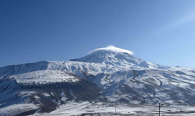 Ağrı Dağı'nda mercek bulutu oluştu: Yüksek rakımda görsel şölen