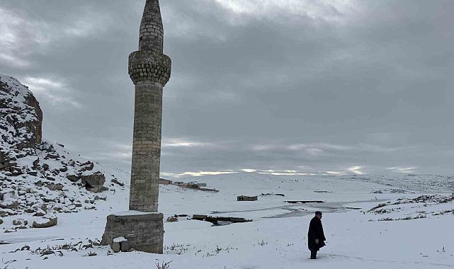 Ağrı'daki cami minaresi Yazıcı Barajı'nın simgesi oldu