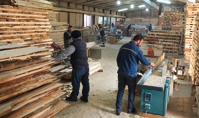 Ahşap imalat atölyesi kent mobilyaları üretimine devam ediyor