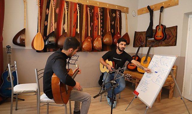Ardahan Belediyesi 'Nuri Vatan Kültür merkezi', tüm sanat dallarında kursiyerlere eğitim veriyor