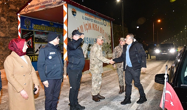 Ardahan Valisi Çiçek, güvenlik güçlerinin ve sağlık personelinin yeni yılını kutladı