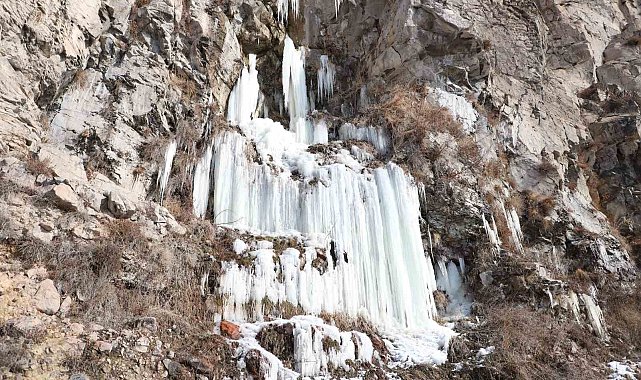 Ardahan'da hava buz kesti, şelale dondu