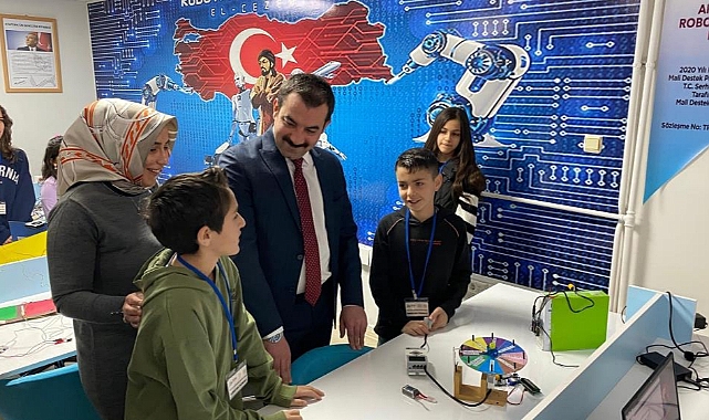 Kaymakam Akköz, Blok tabanlı kodlama sergisine katıldı