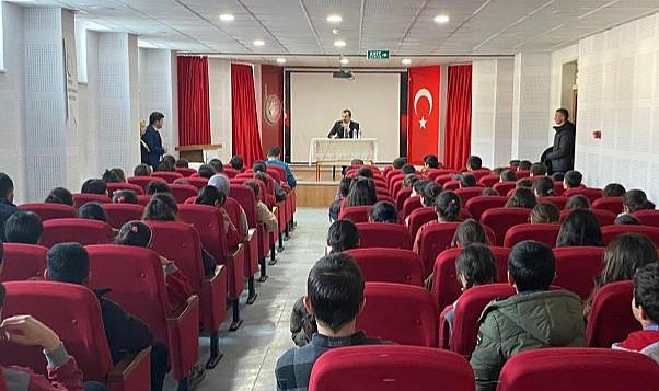Arpaçay Kaymakamı Akköz, Meslek tanıtım günlerinde öğrencilerle buluştu