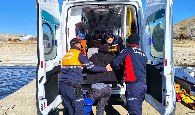 Balık tutarken kayalıktan düşen vatandaş kurtarıldı