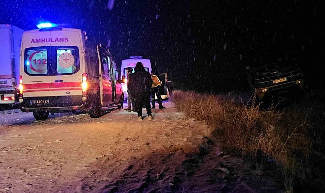 Bitlis'te minibüs takla attı: 3 yaralı