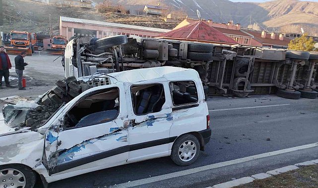Bitlis'te tır devrildi: 2 yaralı
