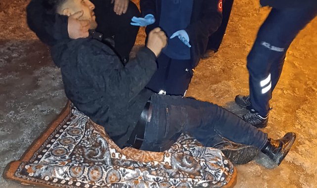 Buz tutan yoldan düşen genç ayağını kırdı