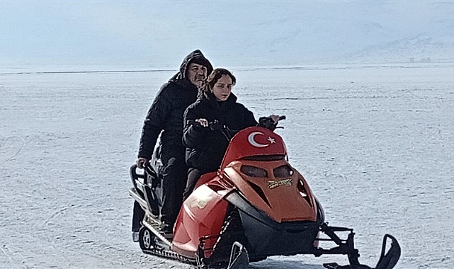 Çıldır Gölü'nde atlı kızak ve kar motoru keyfi bir başka