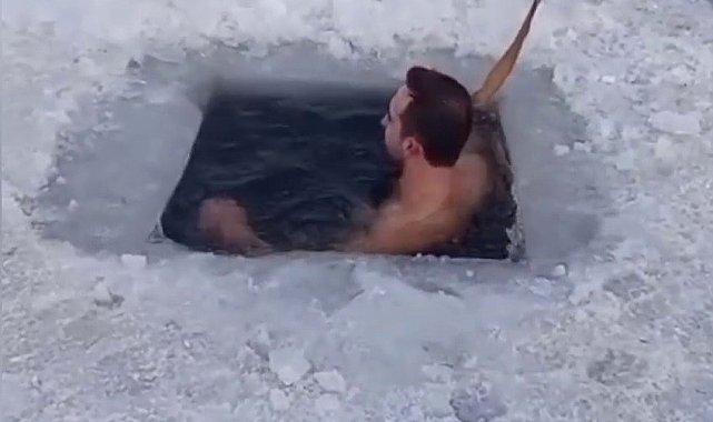 Çıldır'da buzlu su çılgınlığı devam ediyor