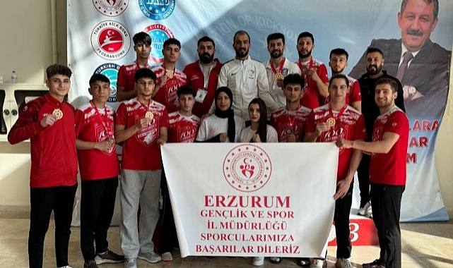 Dadaş kick boksçular madalyaları topladı