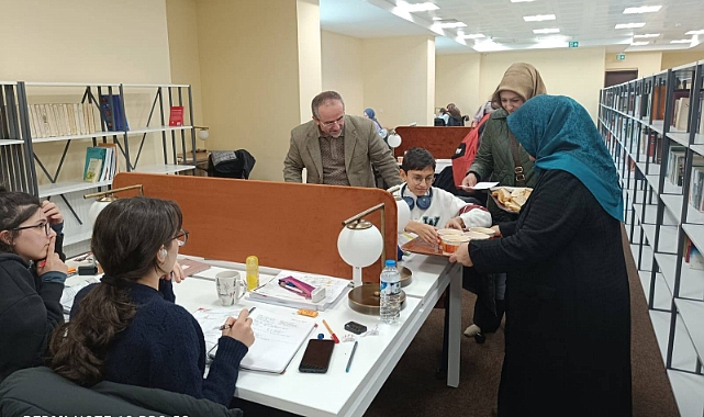 Ders çalışan öğrencilere çorba ikramı