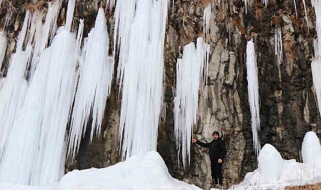 Diyadin'de 35 metrelik buz sarkıtları
