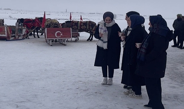 Doğu Anadolu'nun incisi Çıldır Gölü tamamen dondu