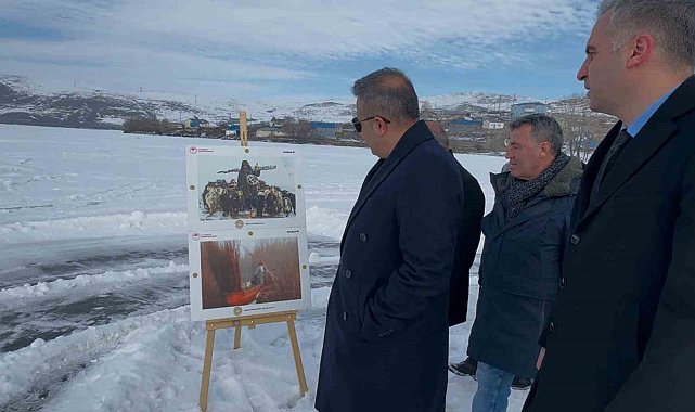 Donan göl üzerinde resim sergisi açıldı