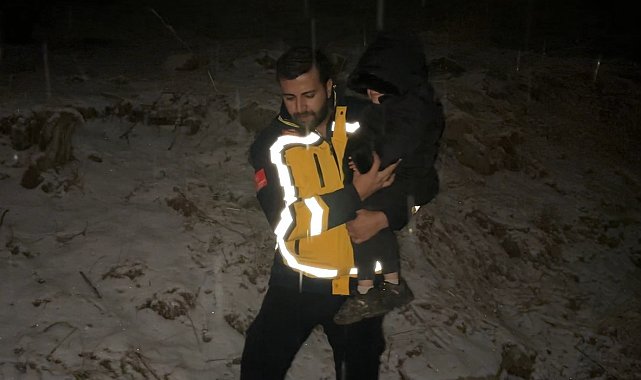 Ekipler, kardan yolu kapanan köydeki hasta çocuk için seferber oldu