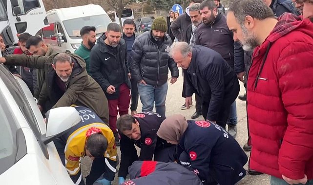 Elazığ'da feci kaza: Motokurye otomobilin altına girdi
