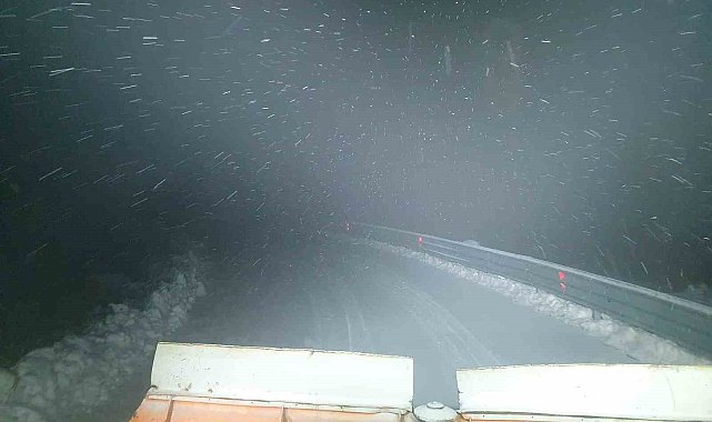 Elazığ'da kar yağışı başladı, mahsur kalan araçlar için çalışma başlatıldı