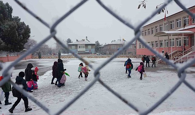 Erzincan güne kar yağışıyla uyandı