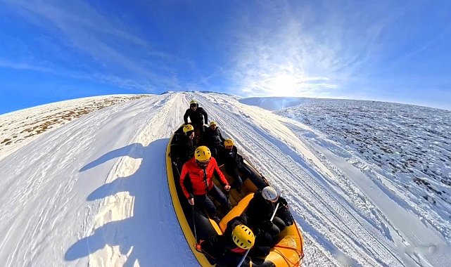 Erzincan'da adrenalin dolu macera: Kar raftingi renkli görüntüler oluşturdu