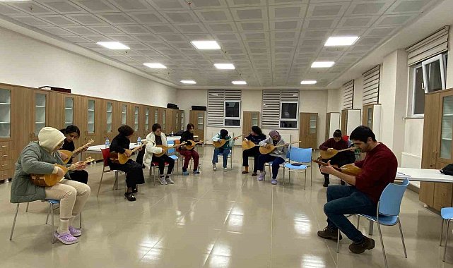 Erzincan'da bağlama kursu gençleri sanatla buluşturuyor